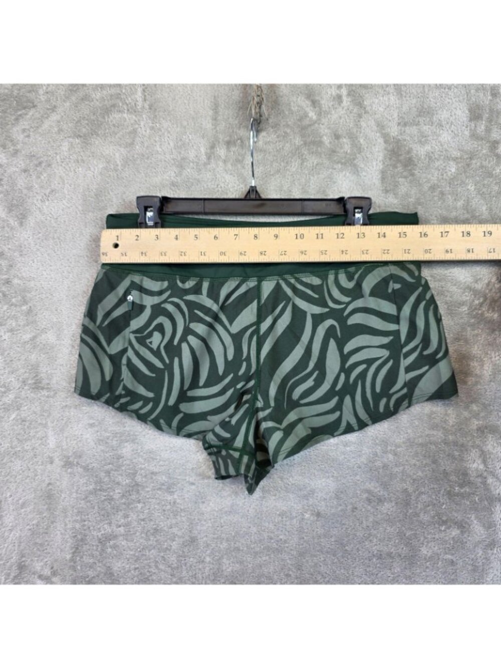 Title Nine Shorts Womens M Green Animal Print Quick Dry Running Gym Athletic - Picture 4 of 8
